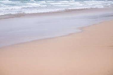 Güzel deniz ya da okyanus dalgaları, tropik kumsal manzarası, yaz tatili seyahati ve tatil beldesi