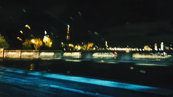 Абстрактная ночная сцена в Париже, Франция, размытые огни движения — стоковое фото