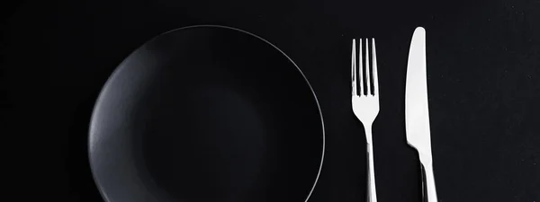 Piatti e posate vuote su sfondo nero, stoviglie premium per la cena di festa, design minimalista e dieta — Foto Stock