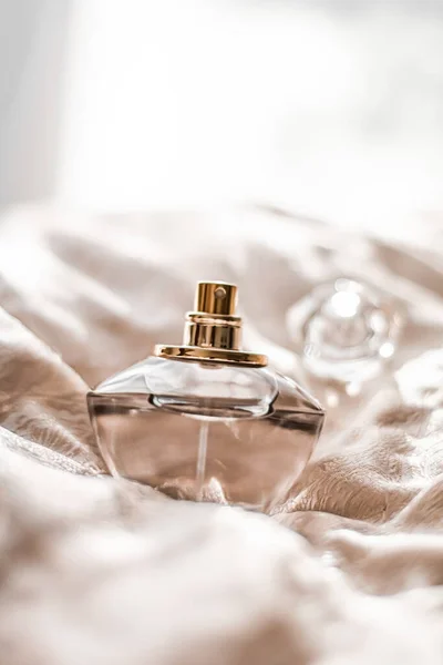 Parfümflasche mit aromatischem Blütenduft, luxuriösem Duft — Stockfoto