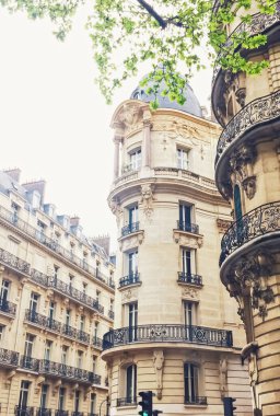 Paris mimarisi ve tarihi binalar, Paris, Fransa sokaklarındaki restoranlar ve butik mağazaları