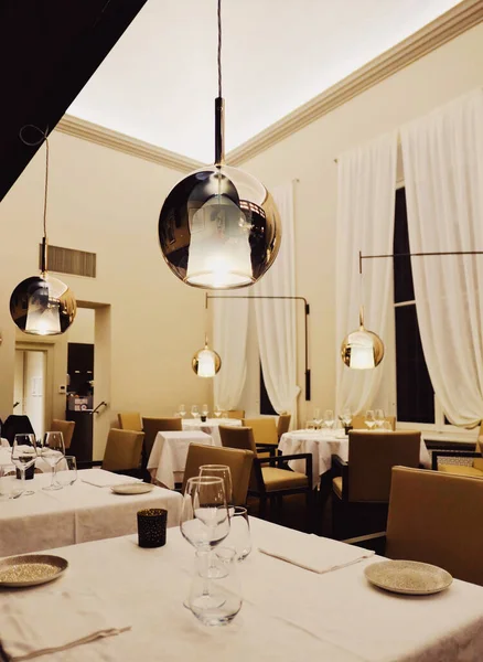 Interior moderno de um restaurante de luxo em Milão, região da Lombardia, no norte da Itália — Fotografia de Stock