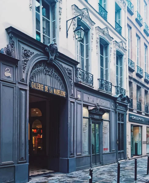 Παρισινή αρχιτεκτονική και ιστορικά κτίρια, εστιατόρια και καταστήματα μπουτίκ στους δρόμους του Παρισιού, Γαλλία — Φωτογραφία Αρχείου