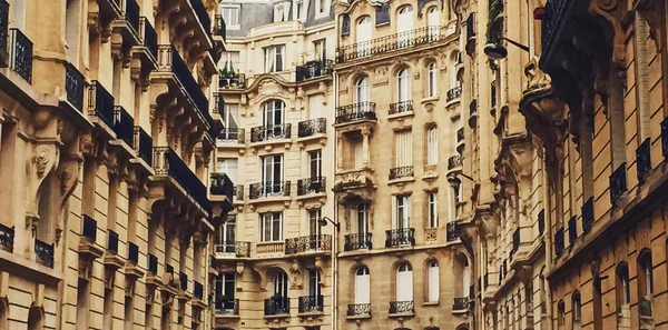 Arquitetura parisiense e edifícios históricos, restaurantes e lojas de boutique nas ruas de Paris, França — Fotografia de Stock