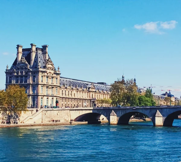 Banky řeky Seiny, historické budovy a klasická architektura v Paříži, Francie — Stock fotografie
