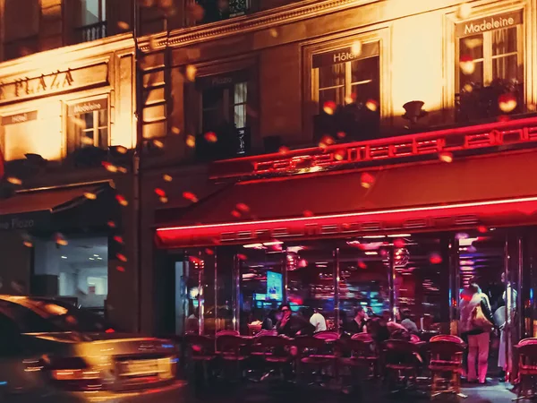 Bâtiments historiques, restaurants et boutiques dans les rues de Paris, France la nuit — Photo