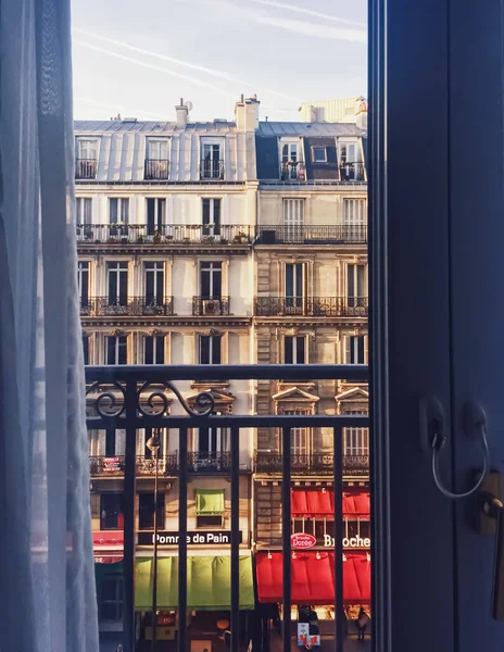 Pariser Architektur und historische Gebäude, Restaurants und Boutiquen in den Straßen von Paris, Frankreich — Stockfoto