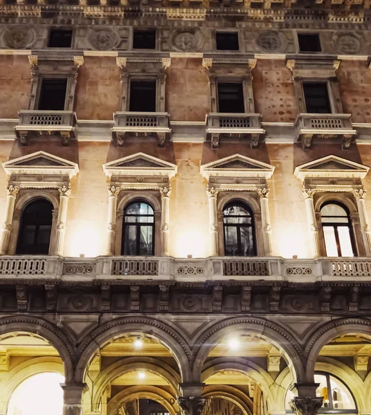 Galleria Vittorio Emanuele en Milán, arquitectura europea clásica de la región de Lombardía en el norte de Italia, edificio histórico y famoso monumento por la noche —  Fotos de Stock