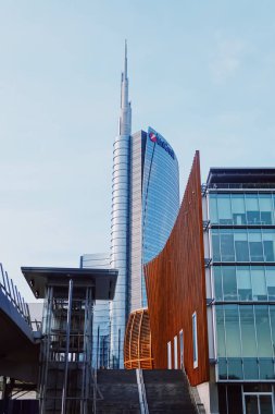 Kuzey İtalya 'nın Lombardiya bölgesinde Milano şehir merkezindeki modern binalar, çağdaş Avrupa mimarisi