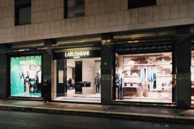 Milano 'da Via Montenapoleone caddesindeki tarihi binalar, mağazalar ve butik dükkanlar, lüks alışveriş caddeleri