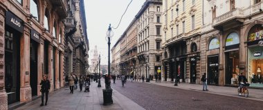 Kuzey İtalya 'nın Lombardiya bölgesinde Milano şehir merkezi sokaklarında klasik Avrupa mimarisi ve tarihi binalar