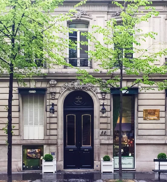 Arquitectura parisina y edificios históricos, restaurantes y boutiques en las calles de París, Francia —  Fotos de Stock