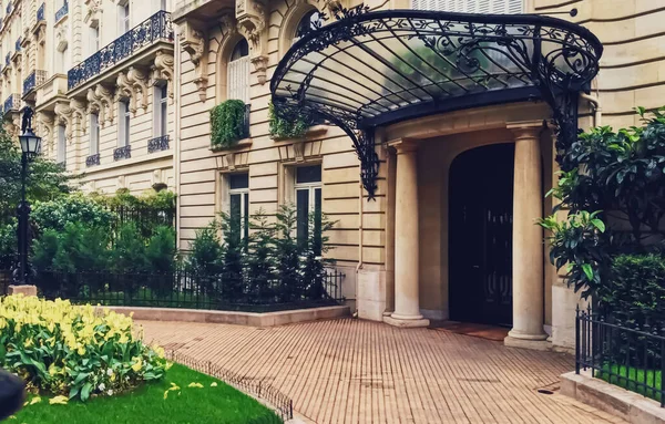 Parcs et jardins parisiens, architecture historique dans les rues de Paris, France — Photo