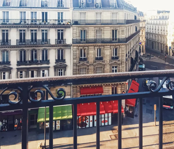 Parisian architecture and historical buildings, restaurants and boutique stores on streets of Paris, France — Stock Photo, Image