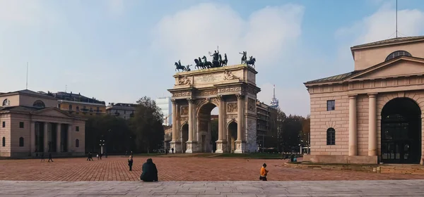 Arc de triomphe appelé Arco della Pace signifie L'Arc de Paix à Porta Sempione district de Milan, Lombardie région dans le nord de l'Italie — Photo