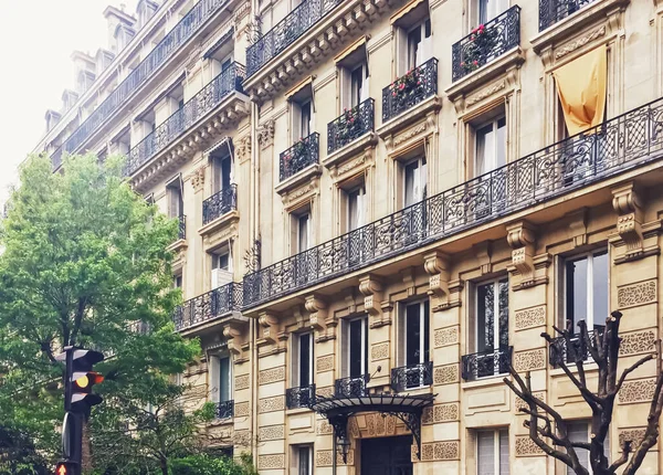 Παρισινή αρχιτεκτονική και ιστορικά κτίρια, εστιατόρια και καταστήματα μπουτίκ στους δρόμους του Παρισιού, Γαλλία — Φωτογραφία Αρχείου
