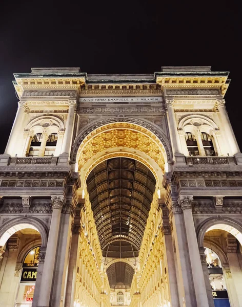 Galleria Vittorio Emanuele v Miláně, klasická evropská architektura Lombardie v severní Itálii, historická budova a slavný památník v noci — Stock fotografie