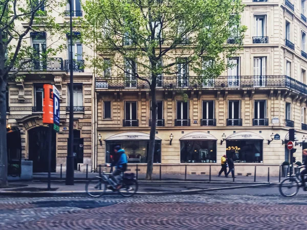 Arquitectura parisina y edificios históricos, restaurantes y boutiques en las calles de París, Francia —  Fotos de Stock