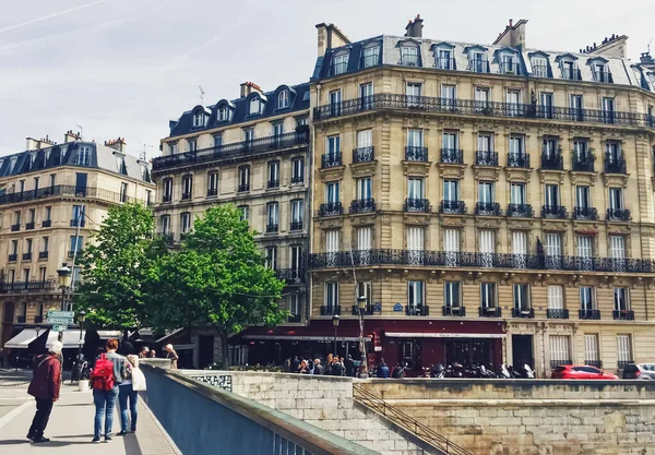 Paryska architektura i zabytkowe budynki, restauracje i butiki na ulicach Paryża, Francja — Zdjęcie stockowe