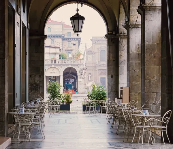 Detalhes de uma arquitetura europeia clássica de edifícios históricos em Milão, região da Lombardia, no norte da Itália — Fotografia de Stock