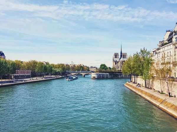 Catedral de Notre Dame y río Sena, famoso hito en París, Francia —  Fotos de Stock