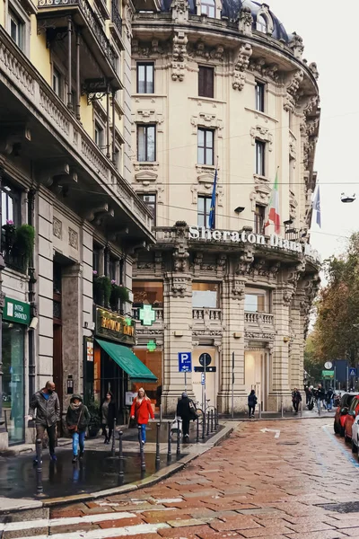 Arquitectura europea clásica y edificios históricos en el centro de la ciudad calles de Milán en la región de Lombardía en el norte de Italia —  Fotos de Stock
