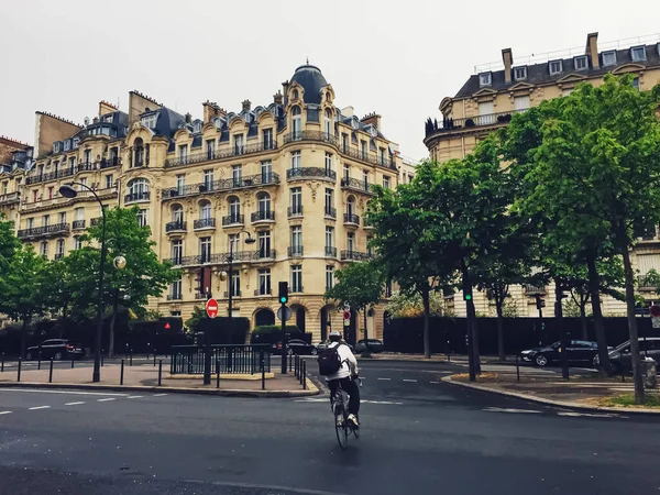 Párizsi építészet és történelmi épületek, éttermek és butikok Párizs utcáin, Franciaország — Stock Fotó