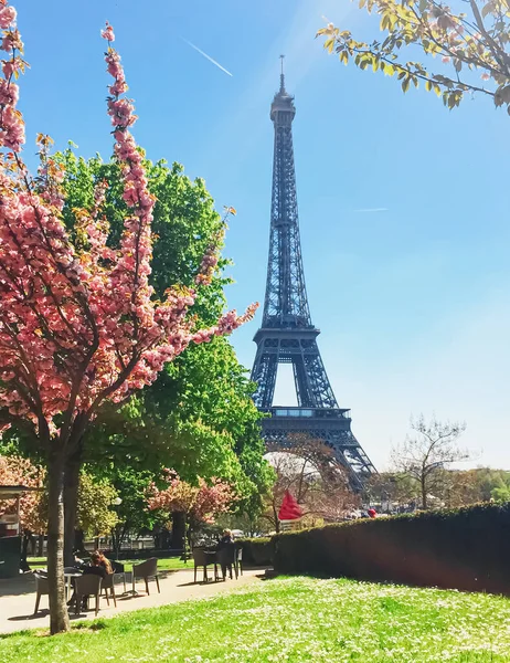 Eiffelova věž a modrá obloha, slavná památka v Paříži, Francie — Stock fotografie