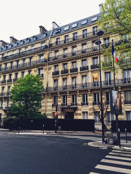 Arquitectura parisina y edificios históricos, restaurantes y boutiques en las calles de París, Francia —  Fotos de Stock