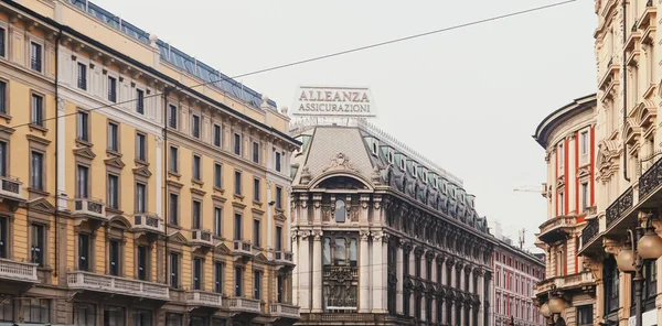 Classic European architecture and historical buildings on the city center streets of Milan in Lombardy region in Northern Italy — Stock Photo, Image