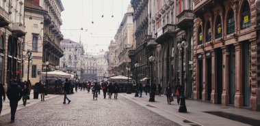 Kuzey İtalya 'nın Lombardiya bölgesinde Milano şehir merkezi sokaklarında klasik Avrupa mimarisi ve tarihi binalar