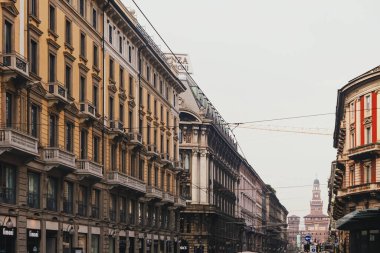 Kuzey İtalya 'nın Lombardiya bölgesinde Milano şehir merkezi sokaklarında klasik Avrupa mimarisi ve tarihi binalar