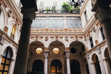 Kuzey İtalya 'nın Lombardiya bölgesinde Milano şehir merkezi sokaklarında klasik Avrupa mimarisi ve tarihi binalar