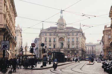 Kuzey İtalya 'nın Lombardiya bölgesinde Milano şehir merkezi sokaklarında klasik Avrupa mimarisi ve tarihi binalar