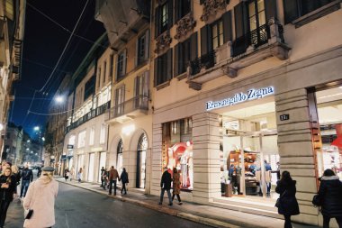 Milano 'da Via Montenapoleone caddesindeki tarihi binalar, mağazalar ve butik dükkanlar, lüks alışveriş caddeleri