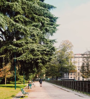 Kuzey İtalya 'nın Lombardiya bölgesinde Milano şehir merkezi sokaklarında klasik Avrupa mimarisi ve tarihi binalar