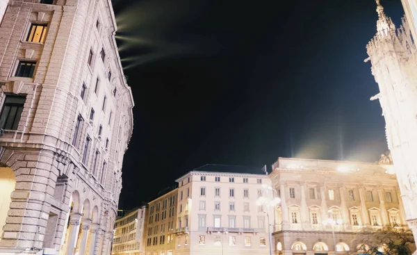 Historické budovy na ulicích centra města Milána v Lombardii v severní Itálii v noci, klasická evropská architektura — Stock fotografie