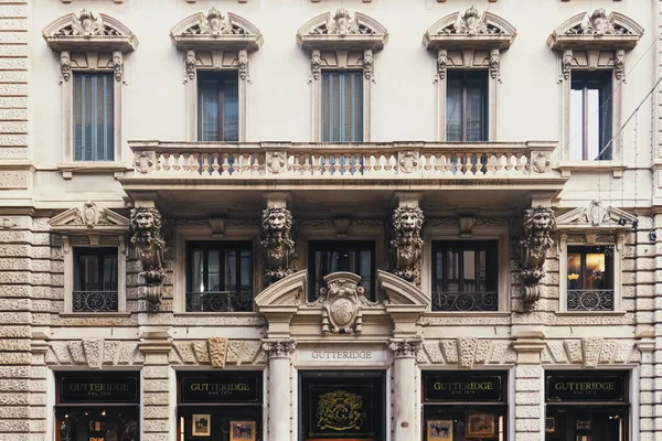 Architettura classica europea e palazzi storici sulle vie del centro di Milano in Lombardia — Foto Stock