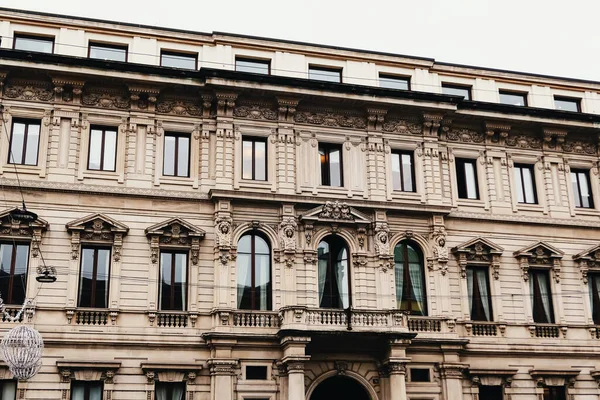 Arquitetura europeia clássica e edifícios históricos nas ruas do centro da cidade de Milão, na região da Lombardia, no norte da Itália — Fotografia de Stock