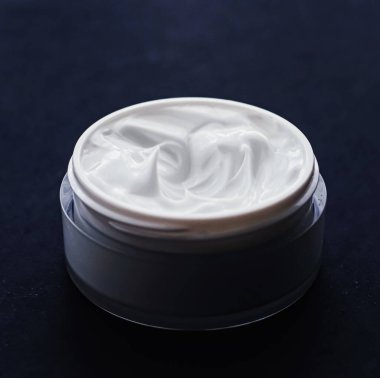 Yüz kremi nemlendirici, lüks cilt bakımı ve yaşlanma karşıtı kozmetik ürünler, minimal tasarım ve marka