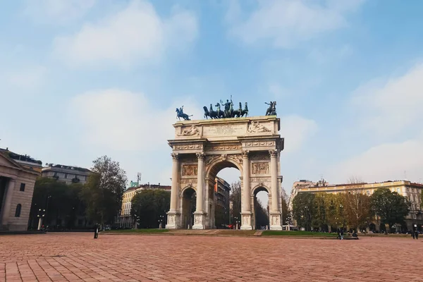 Arco triunfal chamado Arco della Pace significa O Arco da Paz no bairro Porta Sempione, em Milão, região da Lombardia, no norte da Itália — Fotografia de Stock