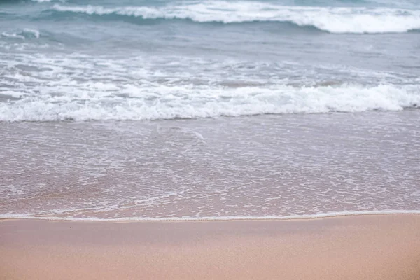 Красиві морські або океанічні хвилі, вид на узбережжя з тропічного піщаного пляжу, літні канікули подорожі і місце відпочинку — стокове фото