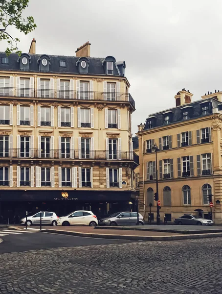 Arquitectura parisina y edificios históricos, restaurantes y boutiques en las calles de París, Francia —  Fotos de Stock