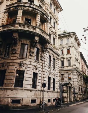 Kuzey İtalya 'nın Lombardiya bölgesinde Milano şehir merkezi sokaklarında klasik Avrupa mimarisi ve tarihi binalar