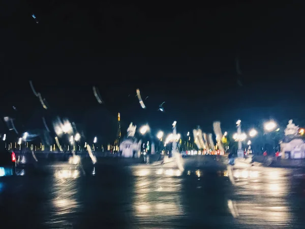 Absztrakt éjszakai városi jelenet Párizsban, Franciaország, mozgás elmosódott fények — Stock Fotó