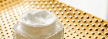 Kavanozda yüz kremi nemlendirici, lüks cilt estetiği ve sağlık ve güzellik için organik yaşlanmayı önleyici ürün.