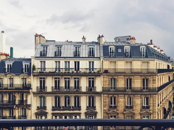 Parijse architectuur en historische gebouwen, restaurants en boetiekwinkels in de straten van Parijs, Frankrijk — Stockfoto