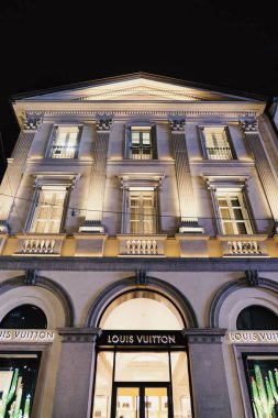 Milano 'da Via Montenapoleone caddesindeki tarihi binalar, mağazalar ve butik dükkanlar, lüks alışveriş caddeleri