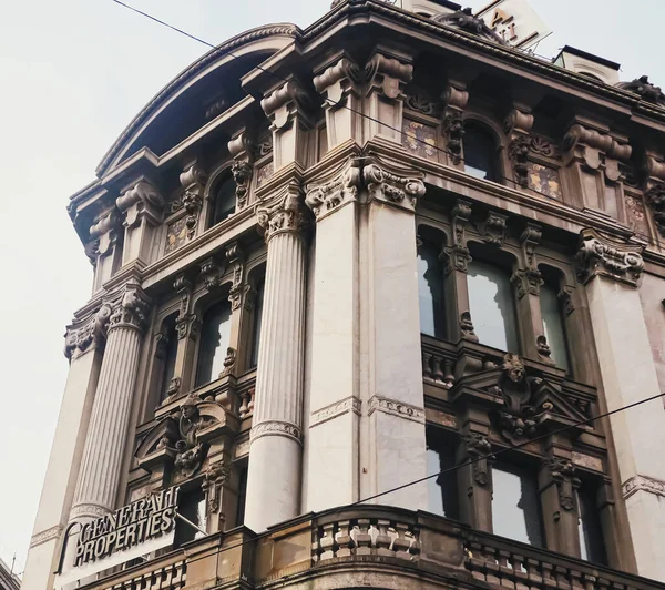 Arquitectura europea clásica y edificios históricos en el centro de la ciudad calles de Milán en la región de Lombardía en el norte de Italia —  Fotos de Stock