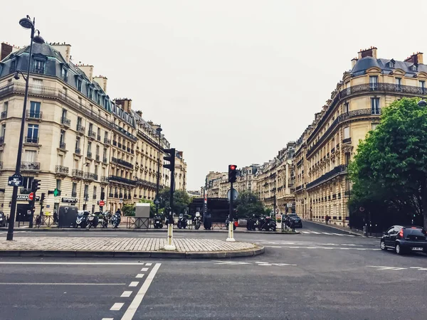 Pariser Architektur und historische Gebäude, Restaurants und Boutiquen in den Straßen von Paris, Frankreich — Stockfoto